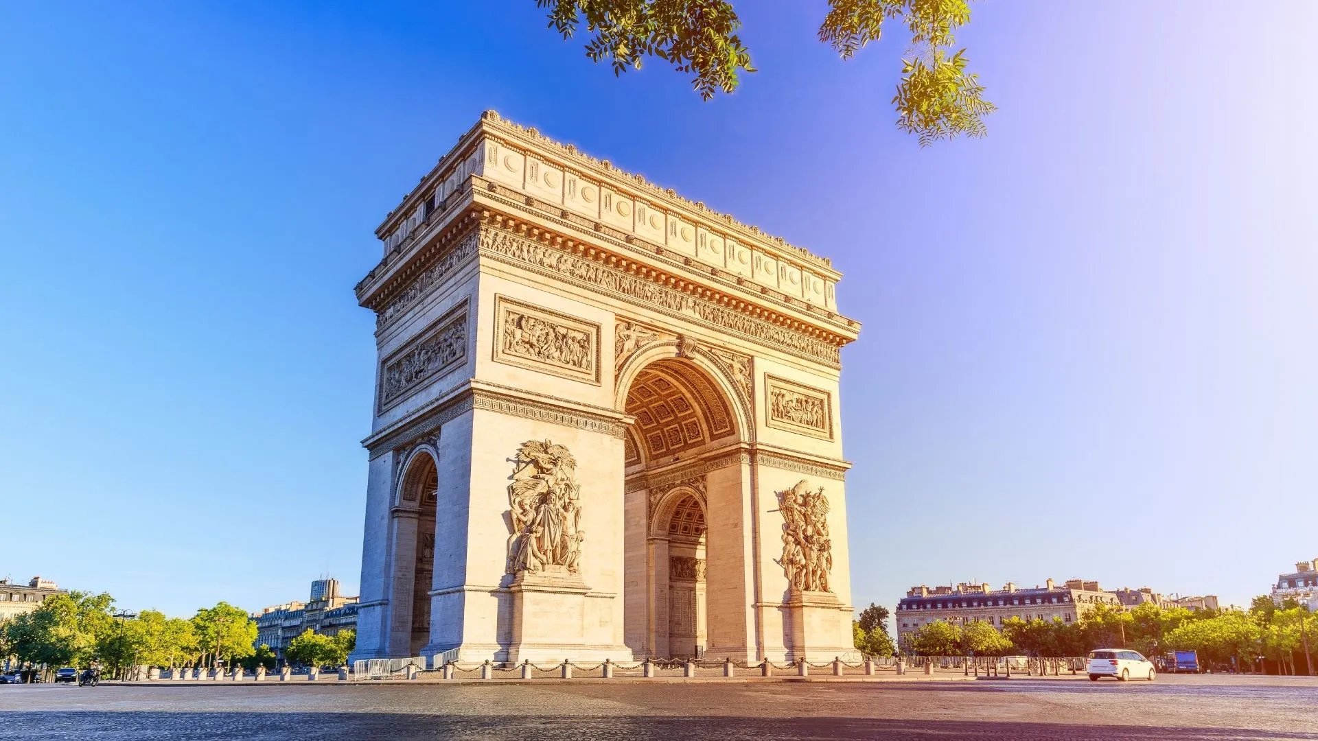 Arc de Triomphe de l'Étoile sur la place Charles-de-Gaulle à Paris, monument commémoratif napoléonien de 50 mètres au sommet des Champs-Élysées