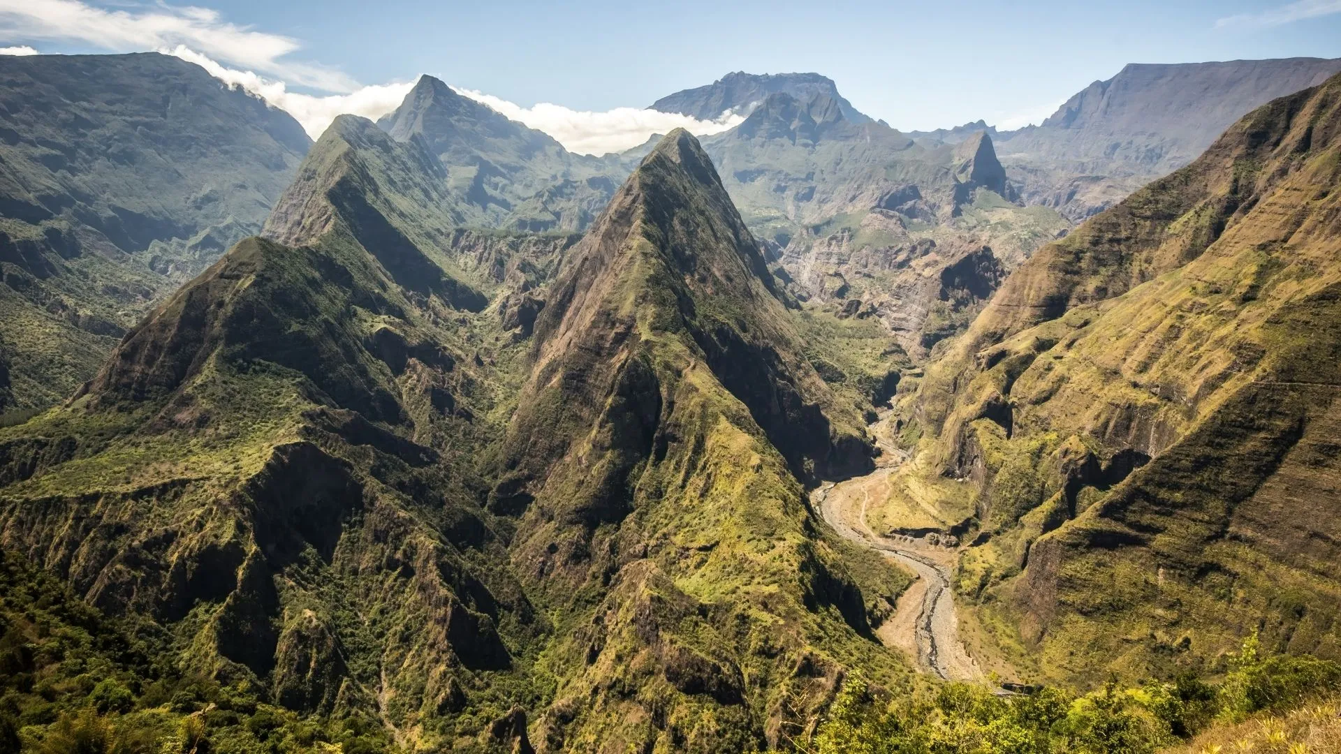 Cirque de Mafate à La Réunion, caldeira volcanique escarpée du parc national, département d'outre-mer français de l'océan Indien classé UNESCO