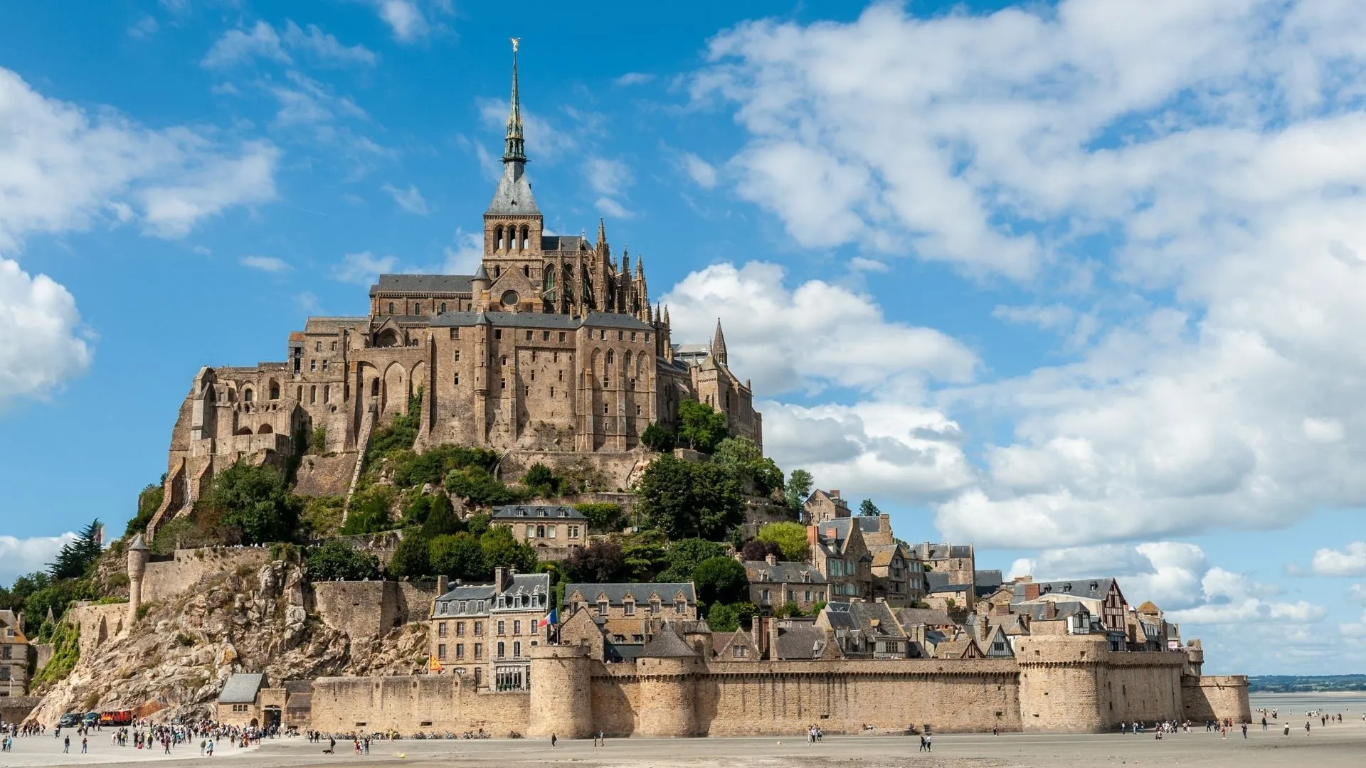 Mont-Saint-Michel en Normandie, abbaye médiévale bénédictine fondée en 966 sur îlot rocheux, classée patrimoine mondial UNESCO depuis 1979