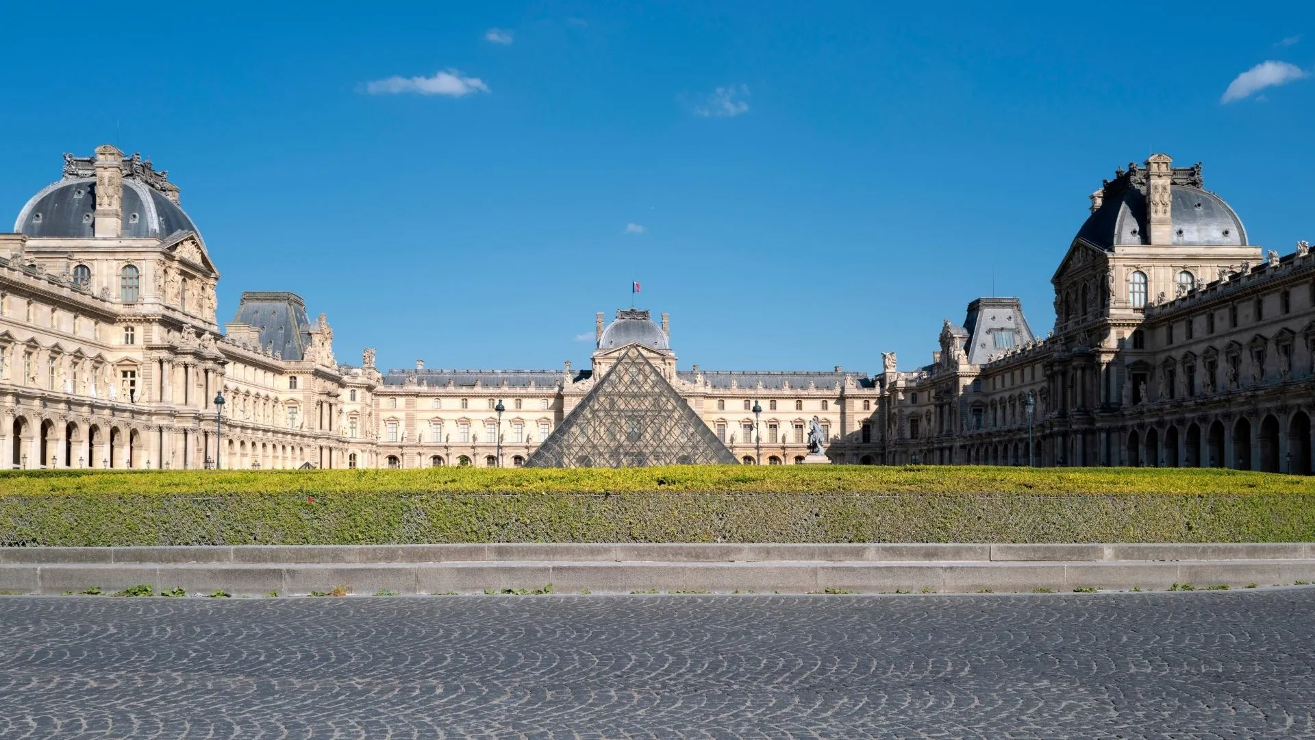 Musée du Louvre à Paris avec sa pyramide de verre conçue par Ieoh Ming Pei en 1989, vue depuis la cour Napoléon, premier musée d'art mondial